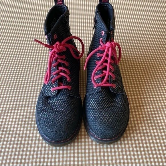 Dr. Martens Delaney Black Pebbled Iridescent
Metallic Boots. Size 5 Women's - Picture 4 of 16